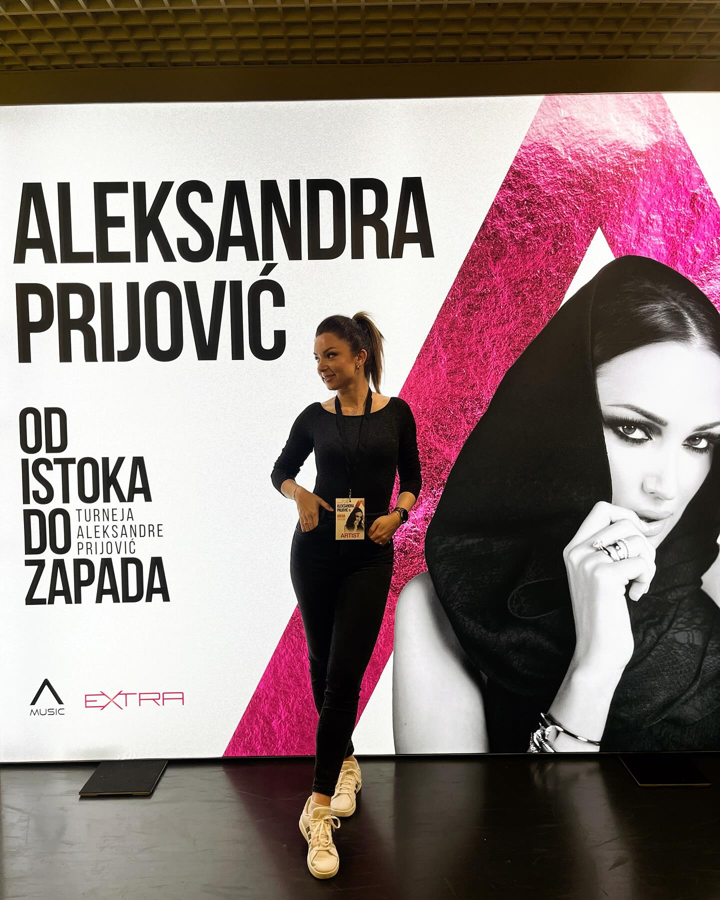 Backstage ispred backdropa turneje „Od istoka do zapada“