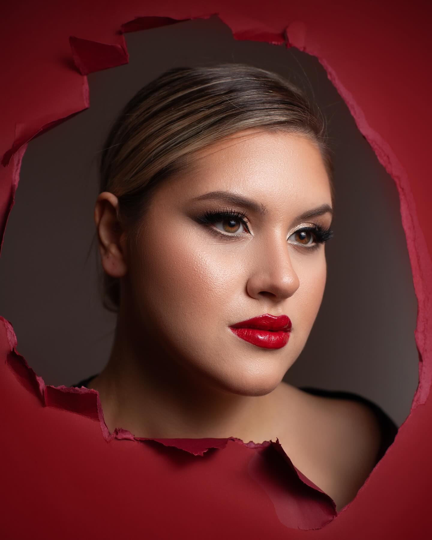 Crveni editorial portret