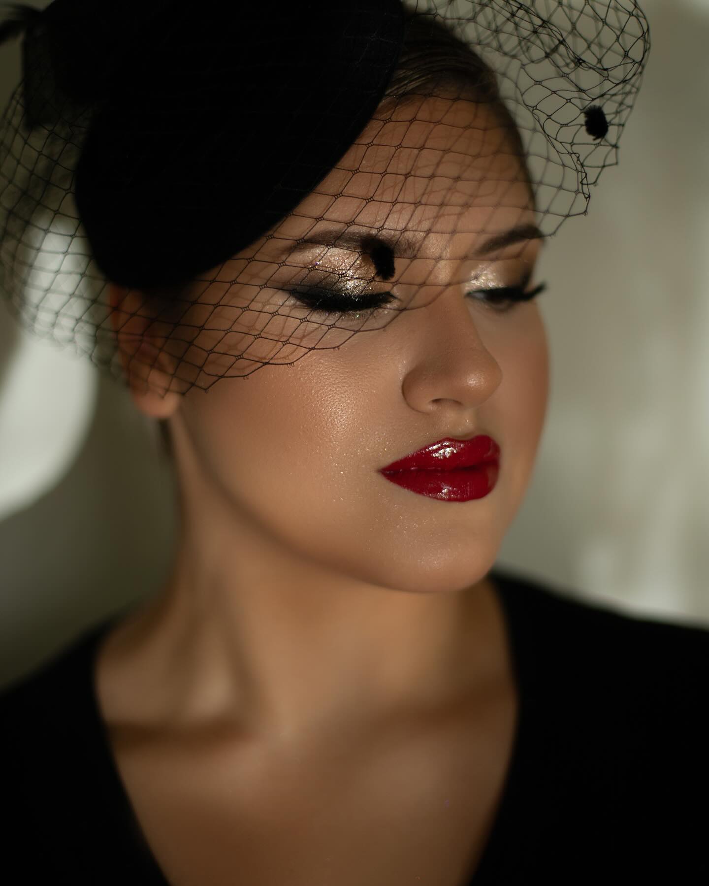 Editorial portret u toplom svjetlu