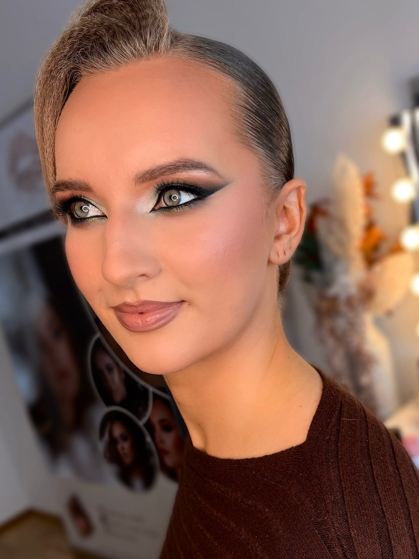 Plavi smokey scenski look