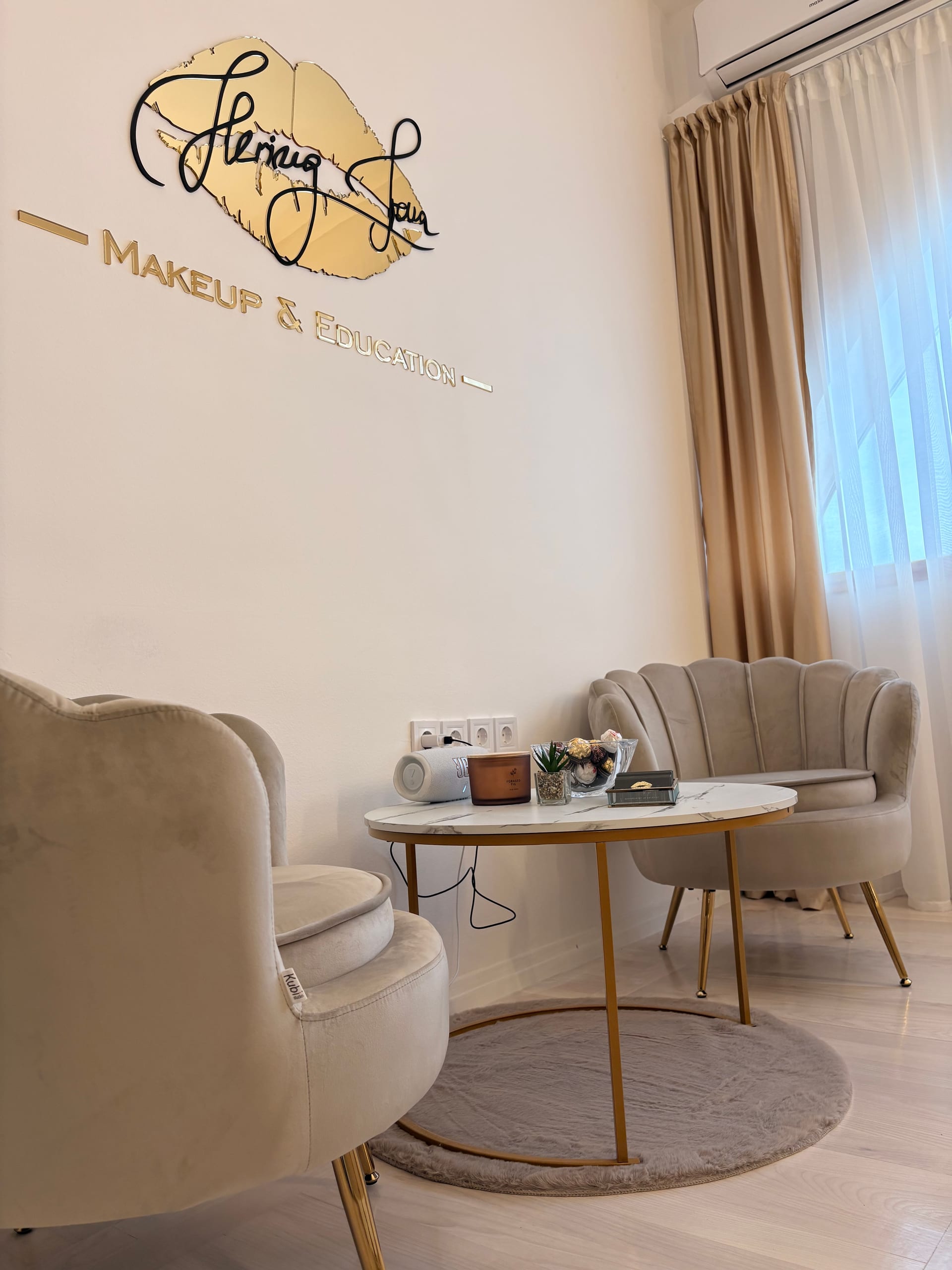 Novi studio – makeup kutak s logom