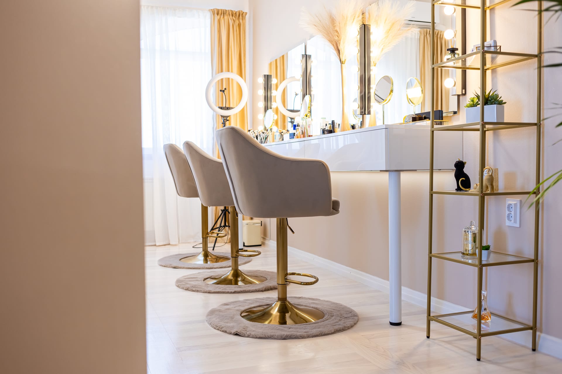 Novi studio – stolice uz vanity stol