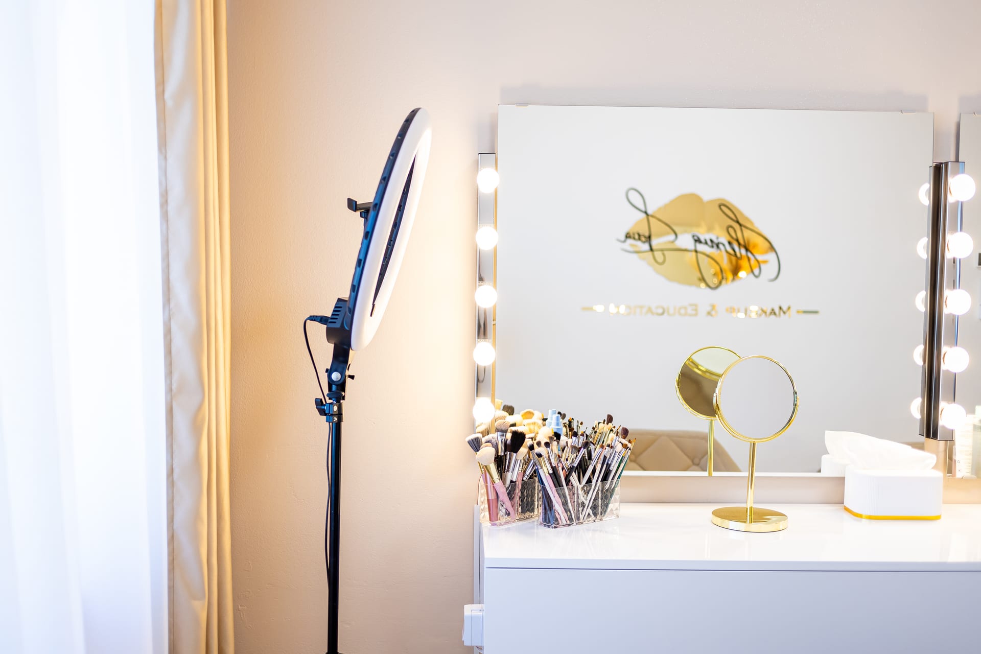 Novi studio – makeup kutak s logom