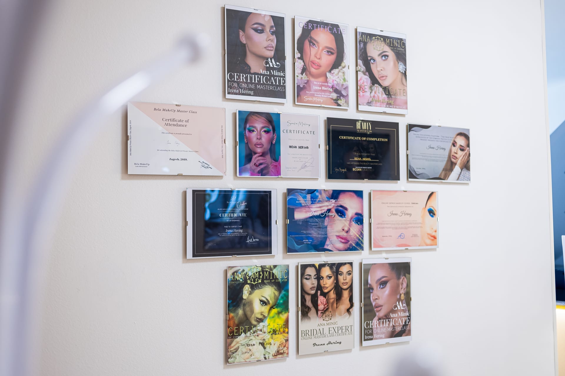 Novi studio – zid s certifikatima