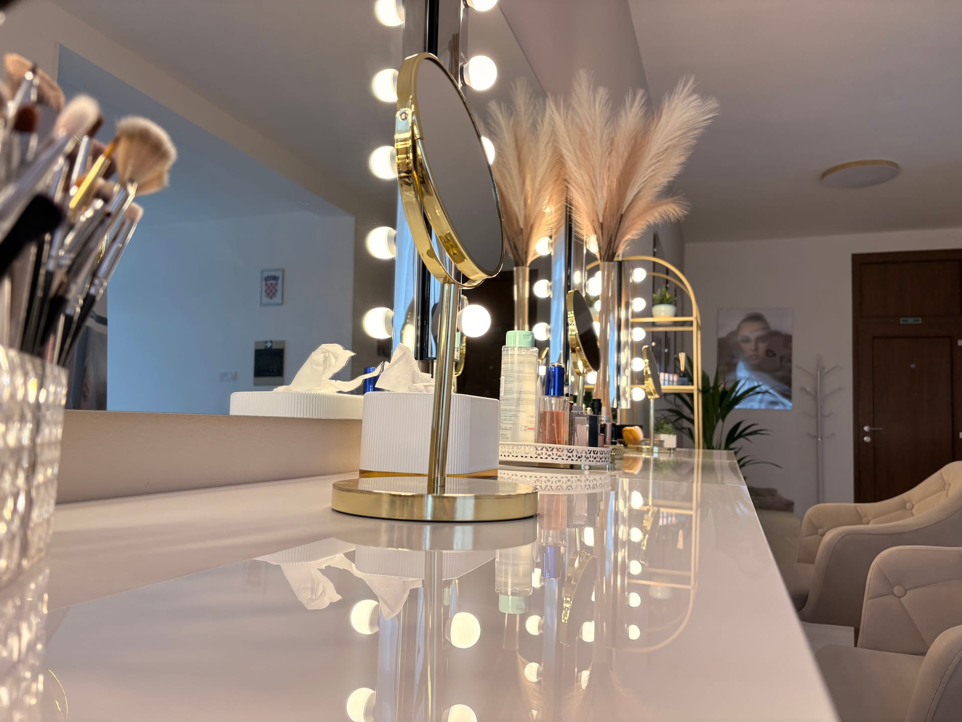 Novi studio – vanity stol s kistovima