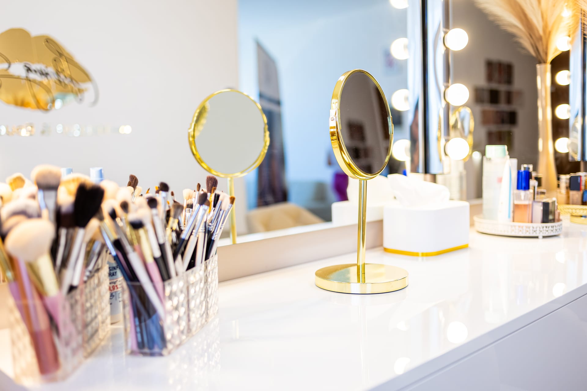 Novi studio – zlatno vanity ogledalo