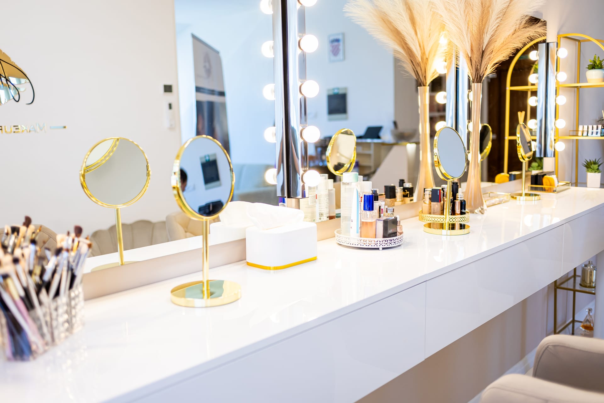 Novi studio – vanity stol s ogledalima